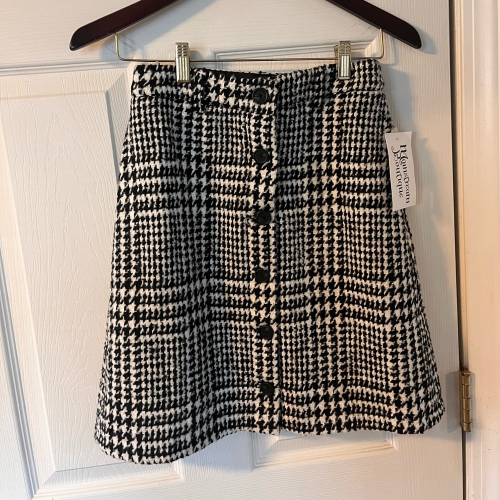 Front button skirt